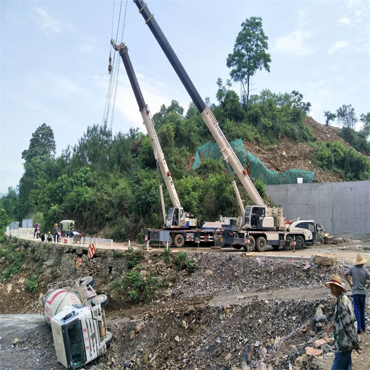 金门县汽车掉沟里叫吊车救援要多少钱